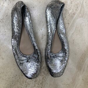 Schutz Women’s Metallic Silver Cracked Ballet Flats with Decorative Bows 9B